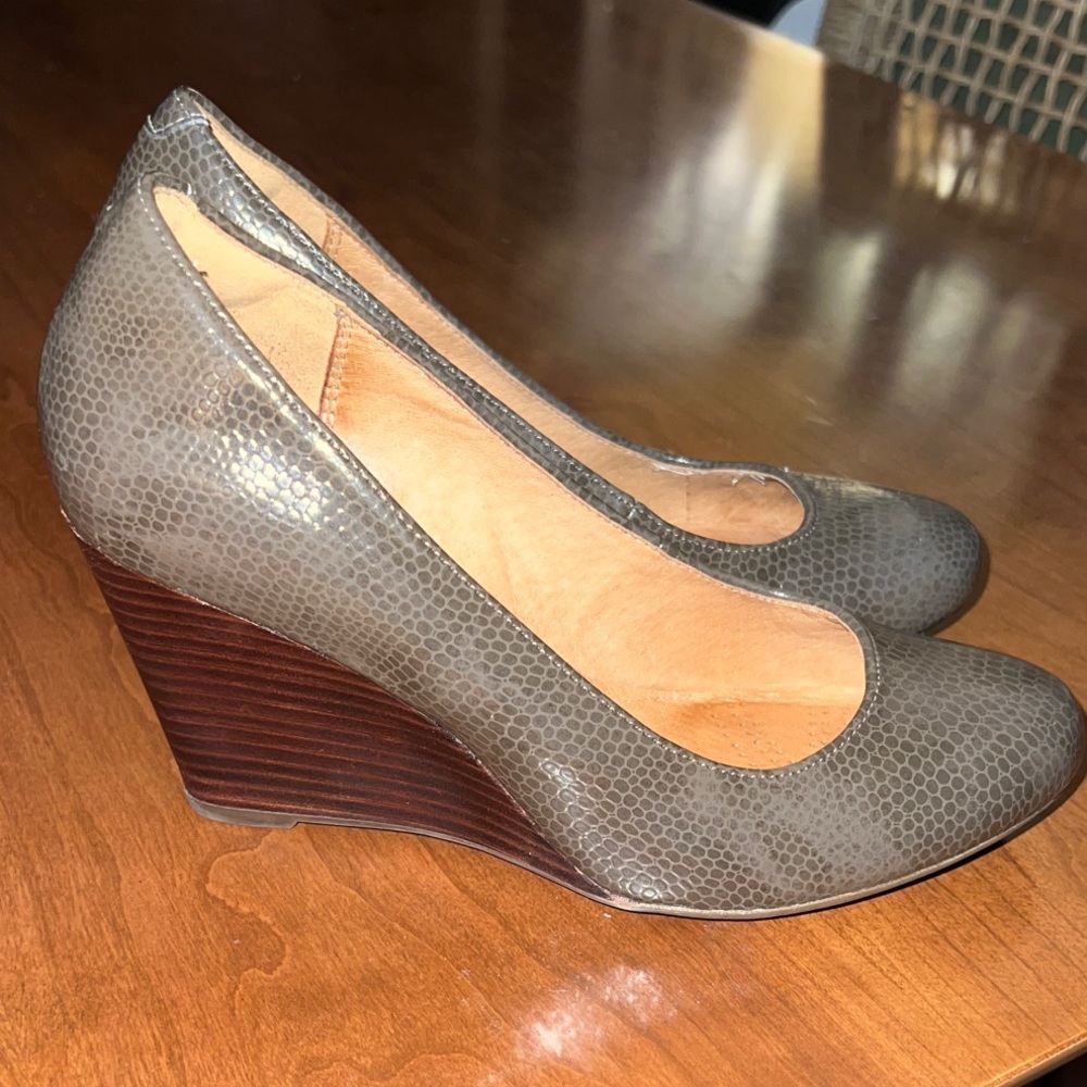 Clarks Sz 7 Textured Snake Skin Gray Wedge Shoes